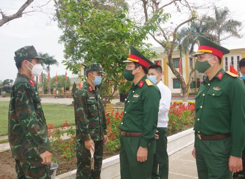 Thượng tá Ngô Nam Cường, UVTV Tỉnh ủy, Chỉ huy trưởng Bộ CHQS tỉnh thăm hỏi, động viên chiến sĩ mới.
